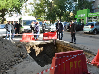 Депутаты городской Думы оценили состояние дорог и тротуаров ряда улиц Фрунзенского района 